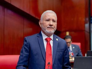 Senador Taveras defiende la soberanía dominicana ante embajadora de EE. UU