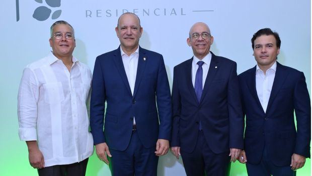 Jose Antonio Lopez, vicepresidente de LVP_ Ulises Rodriguez, alcalde de Santiago_ Fausto Pimentel, presidente ejecutivo Banco Santa Cruz y Nolbert Perez, presidente de LVP.