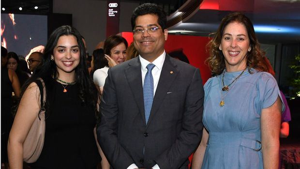 Regina Izquierdo, Rafael Izquierdo y Gina Saleta de Izquierdo.