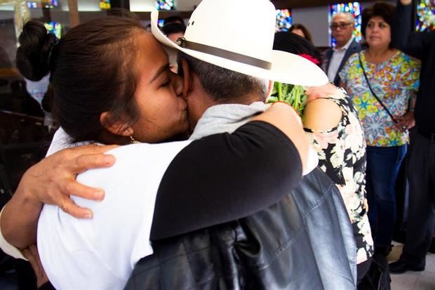 Padres se reúnen con sus hijos.