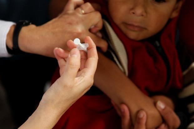 Cifras aportadas por la OMS hablan de 40 millones de vidas salvadas de la viruela, o 16 millones de personas libres de la parálisis que crea la polio gracias a las vacunas. 
