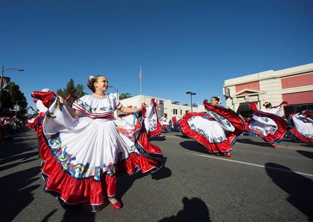 Bailarines participan hoy en el 130 Desfile de las Rosas de Pasadena, California (Estados Unidos). El Desfile de las Rosas de Pasadena, la mayor fiesta de Año Nuevo en Estados Unidos, se quitó hoy el sombrero ante el 'lenguaje universal' de la música y dedicó esta popular celebración floral a 'La melodía de la vida'.