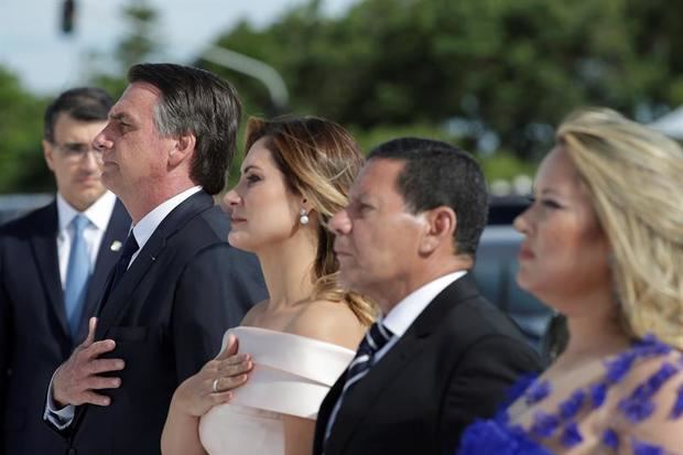  El nuevo presidente de Brasil, Jair Bolsonaro, su esposa Michele, el nuevo vicepresidente, el general en la reserva del Ejército Hamilton Mourão, y su esposa Paula Mourão, durante una ceremonia celebrada hoy en el Palacio de Planalto, Brasilia (Brasil), donde Bolsonaro recibió la banda presidencial de parte de su predecesor. 