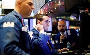Wall Street abre el a&#241;o con p&#233;rdidas y el Dow Jones baja un 1,10 %