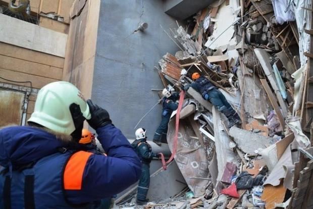 Ascienden a 22 los muertos en el derrumbe de un edificio en los Urales
Los rescatistas han recuperado otros seis cadáveres desde debajo de los escombros del edificio que este lunes se derrumbó en la ciudad de Magnitogorsk, en la región de los Urales, c