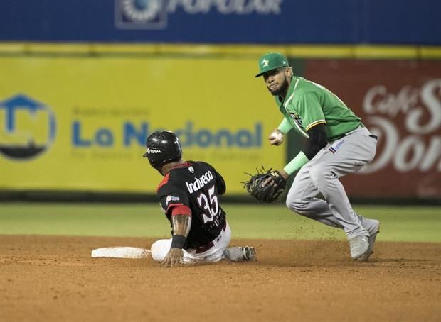 César Puello (i), de los Leones del Escogido , falla al intentar llegar a la segunda base durante frente a Alfredo Reyes de las Estrellas Orientales, durante el torneo de béisbol invernal en Santo Domingo.