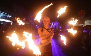 Festival &#34;Santiago a Mil&#34; arranca con gigante pasacalle en la capital chilena