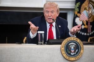 Trump suspende el operativo militar para escoltar buques en Ormuz a petición de Pakistán