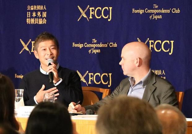 El empresario nipón Yusaku Maezawa (i), en octubre de 2018, en Tokio, tras anunciarse que la compañía aeroespacial SpaceX, propiedad de Elon Musk, lo ha elegido para convertirse en el primer turista espacial de la historia. Maezawa, que tiene previsto realizar un viaje de una semana alrededor de la Luna en 2023, se convirtió en el más retuiteado tras prometer dinero.
