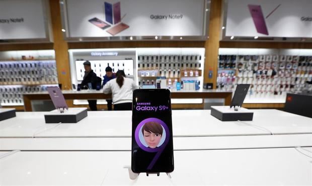 Un móvil Samsung Galaxy S9 a la venta en una tienda del gigante tecnológico surcoreano Samsung Electronics en Seúl, Corea del Sur, hoy, 8 de enero de 2019. 