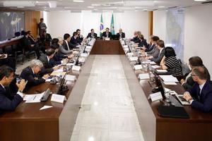 Bolsonaro reúne a sus ministros y pide prisa pues "el país no puede esperar" 