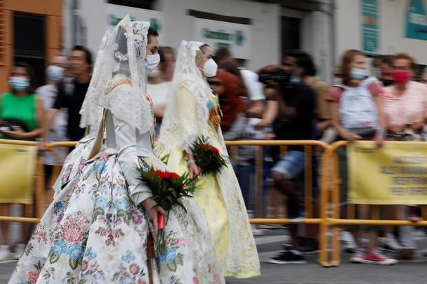 Dos falleras desfilan ante la Virgen durante la Ofrenda a la Virgen en estas atípicas y reducidas Fallas de septiembre que han gozado de una gran respuesta popular gracias al clima aún veraniego y la sensación de cierta vuelta a la normalidad.