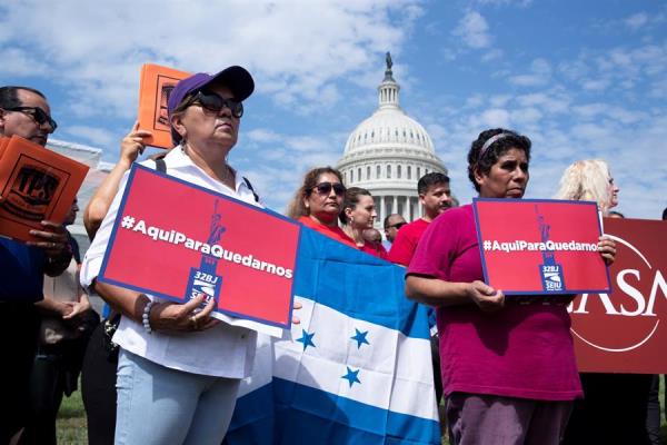 Trump veta desde hoy a los inmigrantes.