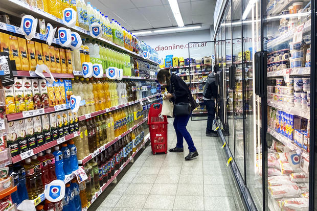 Fotografía de archivo fechada el 14 de junio de 2022 que muestra a una mujer mientras compra en un mercado, cuando se difunden los datos de la inflación mensual, en Buenos Aires, Argentina.