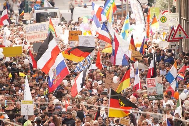 La Policía de Berlín ordenó la disolución de la marcha contra las restricciones por la pandemia convocada hoy en Berlín tras observar que la mayoría de los concentrados, unos 18.000 al iniciarse la movilización, no llevaba mascarilla ni guardaba la norma de la distancia social.