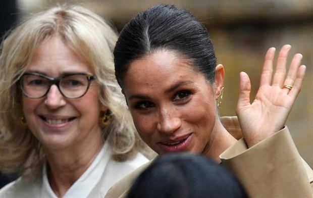 Meghan (d), esposa del príncipe Enrique de Inglaterra, llega a la entidad Smart Works, que ayuda a mujeres vulnerables a acceder al mercado laboral.