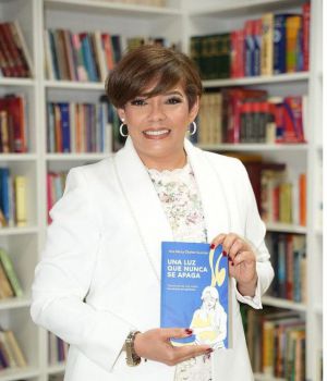 Ana Mercy Otáñez presenta en Nueva York su libro Una luz que nunca se apaga