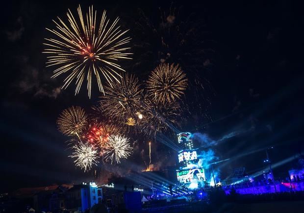 Fuegos artificiales sobre una torre iluminada durante la ceremonia de apertura de la Capital Europea de la Cultura 2019 en Plovdiv, Bulgaria. 