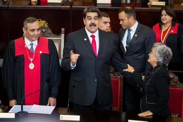 El presidente de Venezuela, Nicolás Maduro (c), reacciona luego de jurar como presidente para un segundo período de gobierno que lo mantendrá en el poder hasta el año 2025, ante el presidente del Tribunal Supremo de Justicia (TSJ), Maikel Moreno (i), y en compañía de la presidenta del Conseja Nacional Electoral (CNE) de Venezuela, Tibisay Lucena (d), durante una ceremonia pasado jueves 10 de enero de 2019, en Caracas (Venezuela). 