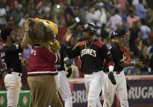 Wilkin Castillo (c), de los Leones del Escogido, fue registrado este lunes al anotar una carrera, durante un partido del Torneo Invernal de Béisbol en Rep. Dominicana, ante los Tigres del Licey, en el estadio Quisqueya de Santo Domingo (República Dominicana). 
