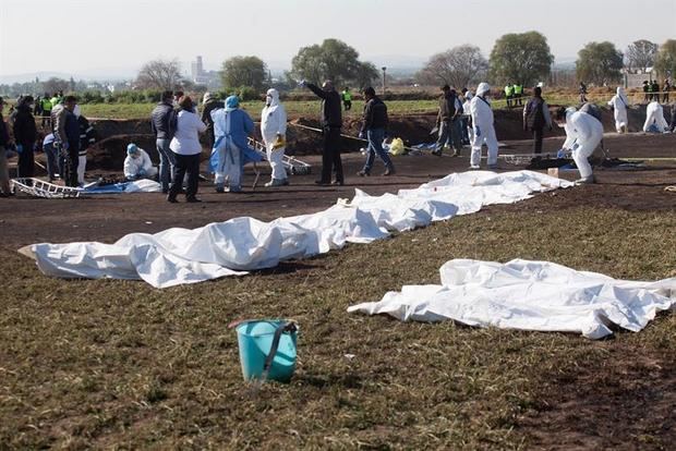 as autoridades mexicanas continúan con el levantamiento de cuerpos en Tlahuelilpan, en el estado de Hidalgo, tras explotar una toma clandestina de gasolina causando hasta el momento 66 muertos y 76 heridos.