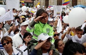 Colombianos rechazan el terrorismo en una emotiva jornada de apoyo a los policías 