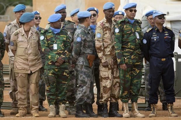 Soldados de la ONU procedentes de Holanda, Bangladesh, China, Senegal y el Chad participan en una ceremonia con motivo de la celebración del Día Internacional de los 'cascos azules' en Gao, Mali.