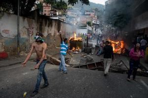 Maduro reprime una sublevación militar horas antes de que la oposición se tome las calles