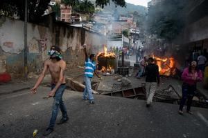 Maduro reprime una sublevación militar horas antes de que la oposición se tome las calles