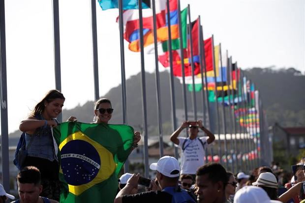 Panamá lista para una JMJ que espera traiga 'fe y esperanza' a Centroamérica
Peregrinas brasileñas se toman una fotografía frente a la bahía de Panamá, junto a las banderas de los países que participarán en la Jornada Mundial de la Juventud (JMJ