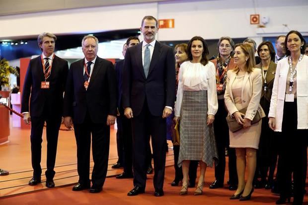 El rey Felipe VI y la reina Letizia, acompaádos de la presidenta del Congreso Ana Pastor (2d), la ministra de Industria Reyes Maroto (d), y el presidente de la Comunidada de Madrid (i), durante la inauguración de la 39 edición de la Feria Internacional de Turismo Fitur, que este año celebra su mayor edición con la participación de 886 expositores y más de 10.487 empresas de 165 países y regiones. 