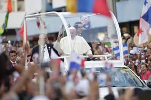 Miles inmortalizan con sus celulares el "fugaz" recorrido del papa por Panamá