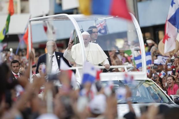 El papa Francisco saluda desde el papamóvil mientras recorre las calles hacia la Basílica Don Bosco este miércoles, en Ciudad de Panamá (Panamá
