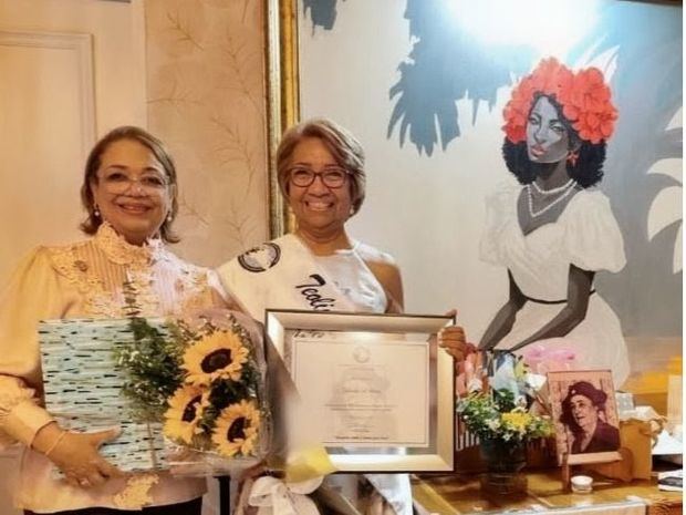 La presidente de la Mesa Redonda Panamericana, Mary Cruz y la madre galardonada: Teolinda Gil.