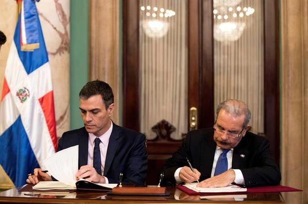 El presidente de República Dominicana, Danilo Medina (d), y el presidente del Gobierno español, Pedro Sánchez (i), firman acuerdos durante una ceremonia este martes, en el Palacio Nacional de Santo Domingo.