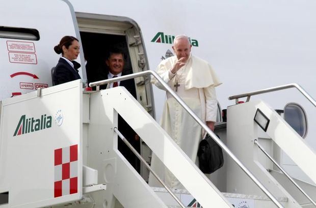 El papa Francisco aborda avión. 