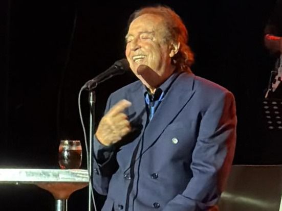 El fenómeno de Dyango en vivo: Una Noche de Pura Emoción.