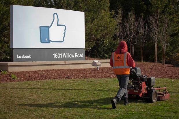 Fotografía de archivo fechada el 31 de enero de 2012 que muestra a un jardinero cortando el césped frente a la nueva sede corporativa de Facebook en Menlo Park, California, EE. UU.