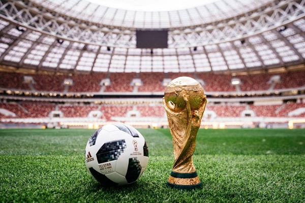 Balón y Copa del Mundial Rusia 2018