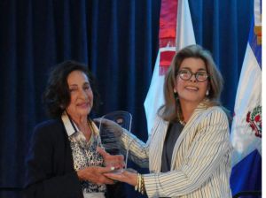 Fundación Amigos del Teatro Nacional reconoce a Rosanna Tavares