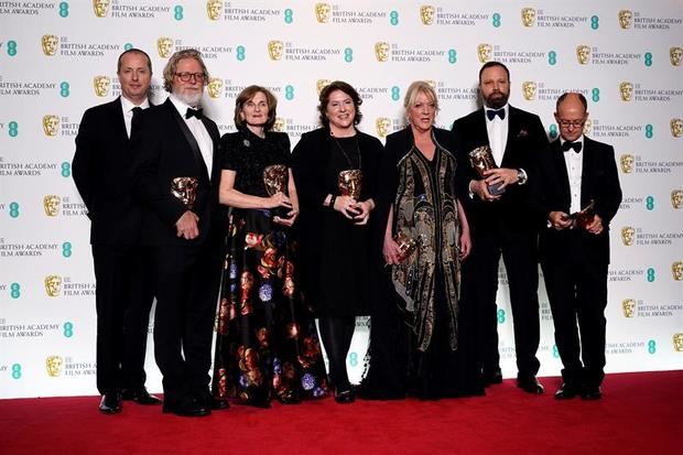 De (i-d) El productor Andrew Lowe, Tony McNamara, Deborah Davis, Lee Magiday, Ceci Dempsey, director Yorgos Lanthimos y Ed Guiney posan durante la celebración de la 72 edición anual de los premios BAFTA e Londres. 