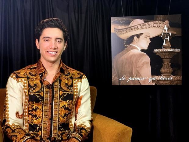 El cantante mexicano Alex Fernández, nieto de Vicente Fernández e hijo de Alejandro Fernández, posa este lunes para Efe durante una entrevista en Miami, Florid (EE.UU). Fernández afirmó este lunes a Efe que se siente 'honrado de representar a la nueva generación de su familia con la música mariachi' y reveló que ha sido su abuelo el motor de su naciente carrera artística. Durante una visita a Miami para promocionar su segundo sencillo, 'Lo primero que haría', que sale al mercado el 14 de febrero, Alex Fernández se presentó como un híbrido perfecto de las dos celebridades de su familia. 