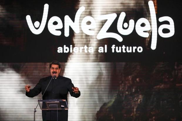 El presidente de Venezuela, Nicolás Maduro, habla en el lanzamiento de la estrategia de marca país 'Venezuela abierta al futuro', este lunes, en el Hotel Alba de Caracas (Venezuela)