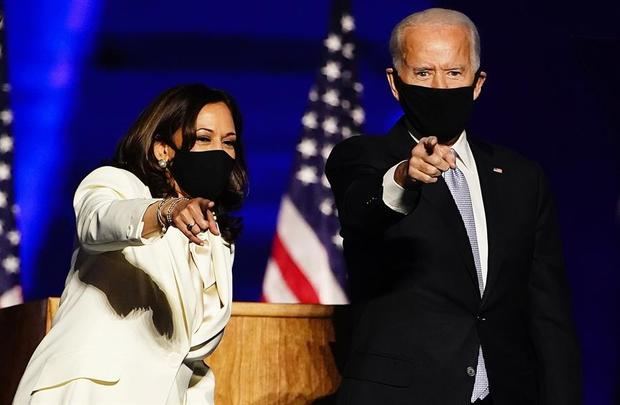 El presidente electo de EE.UU., Joe Biden (d) y la vicepresidenta electa, Kamala Harris (i), durante un discurso en Wilmington.