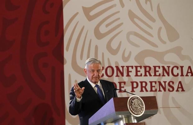 El presidente de México, Andrés Manuel López Obrador, habla durante su rueda de prensa matutina este martes, en el Palacio Nacional, en Ciudad de México.
