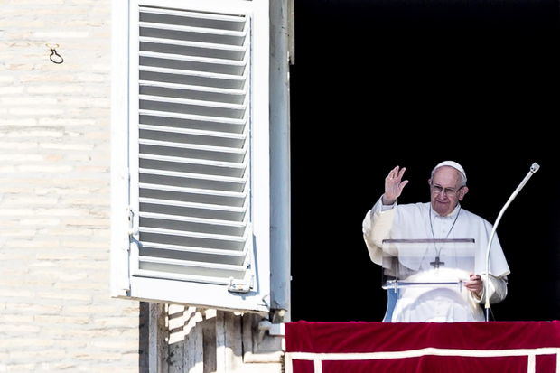 El Papa Francisco celebra el tradicional Domingo, oración de los fieles en la Plaza de San Pedro desde una ventana de sus habitaciones en el Palacio Apostólico, en la Ciudad del Vaticano, 17 de febrero de 2019. 
