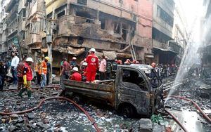 Se elevan a 70 los muertos en un incendio masivo en Dacca