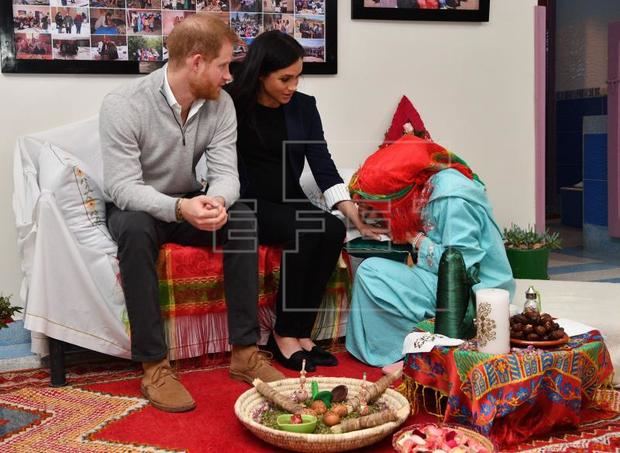 Como haría cualquier pareja de turistas europeos en Marruecos, Meghan se dejó tatuar la mano con 'henna', mientras su marido sorbía un vaso de humeante té con hierbabuena