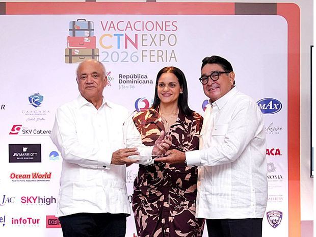 Sr. Julio Rosario – Emely Tours, Sra. Graciela Rosario – Emely Tours y Sr. Miguel A. Calzada León – Presidente CTN & Puro Turismo.
