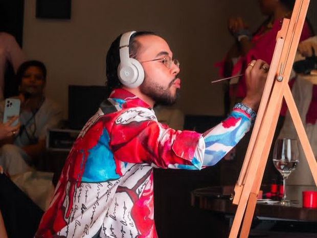 Eddy Gomez presenta Galerie Rouge en Fashion Freak con su primer drop inspirado en la obra “Amor en bandeja de plata”.